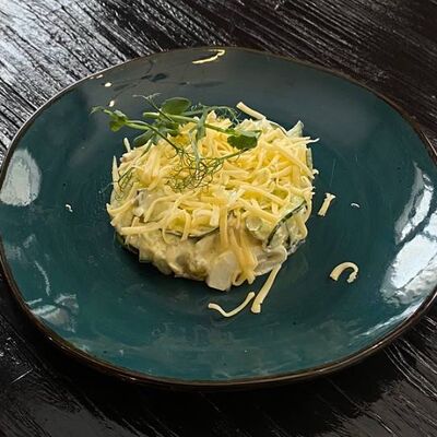 Салат из филе птицы с огурцом, яйцом, консервированным горошком, майонезом и сыром в Длинный нос по цене 210 ₽