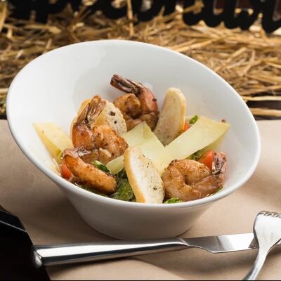 Салат Цезарь с креветками под соусом Cesar в Бургерная №1 по цене 580 ₽