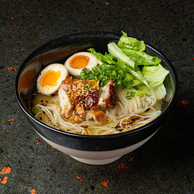 Рамен с курицей в Sumo Izakaya по цене 630 ₽