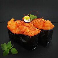 Гункан с лососем в Renai - суши класса премиум