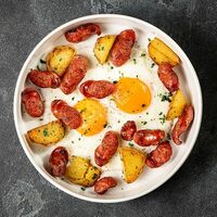 Глазунья с говяжьими колбасками и картофелем в Amarena