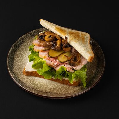 Сэндвич с копченой куриной грудкой в Мираж по цене 460 ₽
