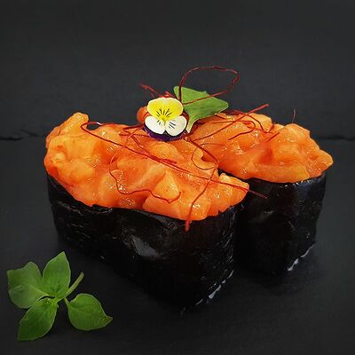 Гункан с лососем в Renai sushi kitchen по цене 450 ₽