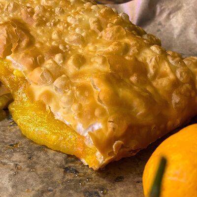 Чебурек с мандариновым джемомв Чебуречная у Мартина по цене 250 ₽