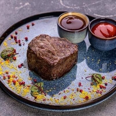 Говяжья вырезка на гриле в Dolce casa по цене 1800 ₽