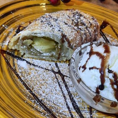 Штрудель с яблоками и корицей в Restobar Бекон по цене 370 ₽