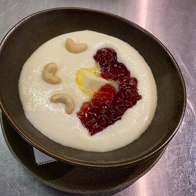 Каша манная с клубничным вареньемв Moonlight Cafe по цене 500 ₽