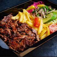 Шаурма с говядиной на углях на Тарелке в Паприка