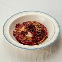 Оладушки с брусникой и ванильным кремом в Civil Coffee Bar