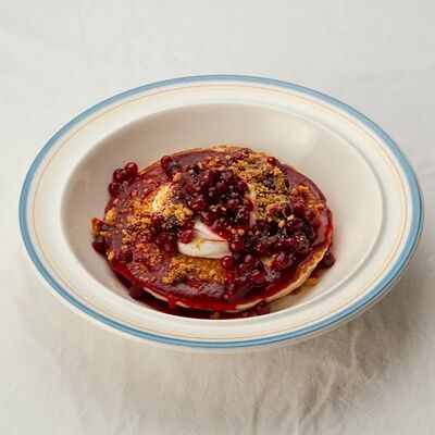 Оладушки с брусникой и ванильным кремом в Civil Coffee Bar по цене 580 ₽