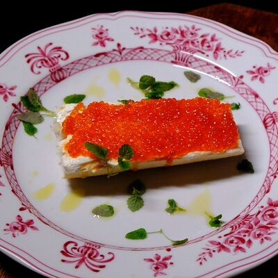 Бутерброд с икрой в Дюбонне по цене 750 ₽