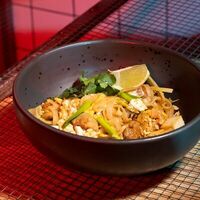 Пад тай с курицей в Gojira ramen