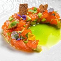 Тартар из лосося с авокадо и соусом понзу в Capo Ristorante