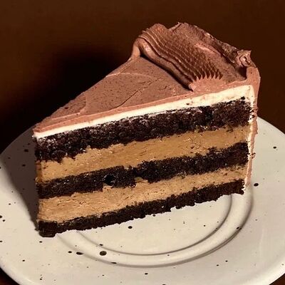 Шоколадный кусочек торта в Biscuit House по цене 600 ₽