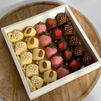 Бананы и клубника в шоколаде Лорьян большой в Клубника по цене 4990 ₽