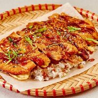 Кацудон с яйцом и соусом Тонкацу в Bao