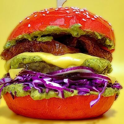 Красный бургер в Meow cafe по цене 590 ₽