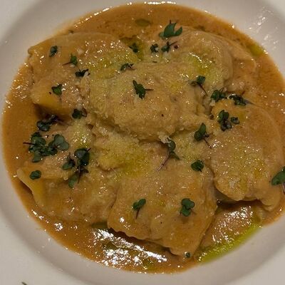 Равиоли с говяжьими щечками в Entree по цене 860 ₽