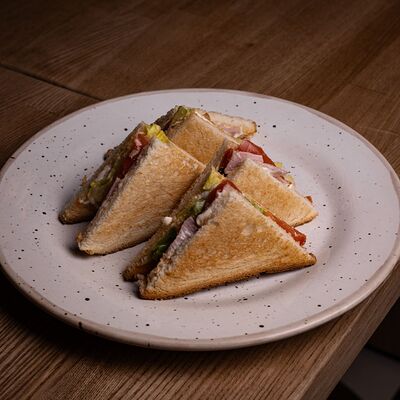 Мини с ветчиной клаб сендвич 135гр в Polla Vina по цене 275 ₽