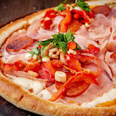 С ветчиной и пепперони в Пицца Хаб по цене 913 ₽