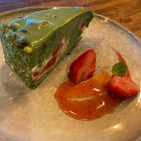 Фисташковый торт с малиной в Let's Talk bar