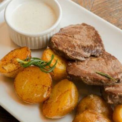 Медальоны из говядины с картофелем и сырным соусомв Поль Бейкери по цене 1800 ₽