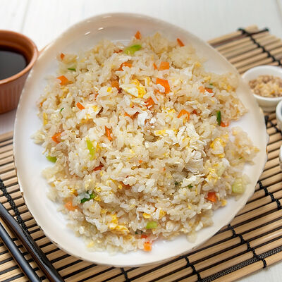 Рис жареный с овощами в Wai Mai по цене 430 ₽