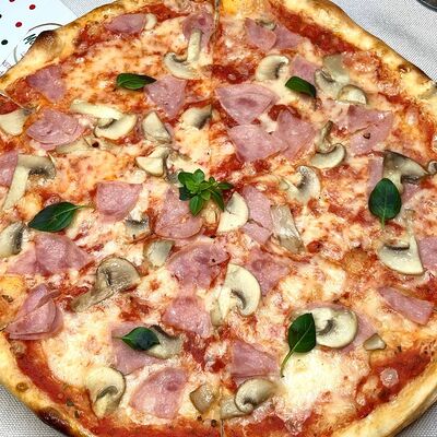 Пицца с ветчиной и грибами в Моя Италия по цене 638 ₽