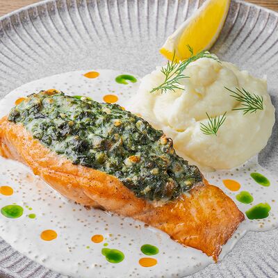 Лосось фаршированный шпинатом с пюре в Blackberry по цене 1320 ₽