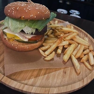 Бургер с телятиной и картофелем фри в Генрих и Генриетта по цене 420 ₽