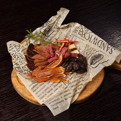 Ассорти сыровяленое в Harat's Irish Pub по цене 500 ₽