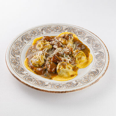 Равиоли с телячьей щекой и оссобуко в соусе из белых грибов в La Scala Trattoria Ignazio по цене 54 р.