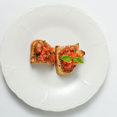 Брускетта с томатами в Romeo's restaurant по цене 450 ₽