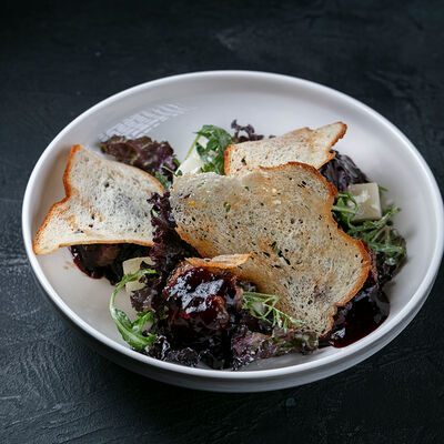 Салат с куриной печенью, дыней и соусом из черной смородины в Corner Grill по цене 670 ₽