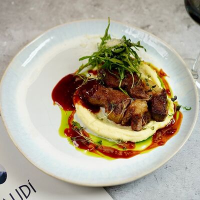 Стейк по-испански с ананасовым кетчупом и картофельным пюре в Gaudi по цене 3080 ₽