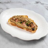Брускетта с куриным паштетом, ягодным маслом и луковым мармеладом в Bona