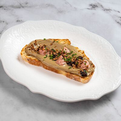 Брускетта с куриным паштетом, ягодным маслом и луковым мармеладом в Bona по цене 490 ₽