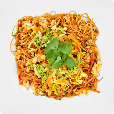 Лапша пшеничная с овощами в устричном соусе в Sushi House по цене 380 ₽