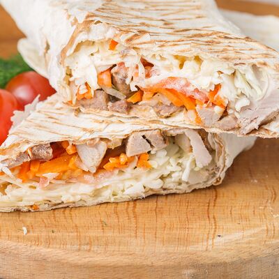 Шаурма Гигант со свининой в сырном лаваше в Мангал хаус по цене 580 ₽