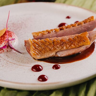 Утиная грудка с вишнёвым соусом, кремом из печёного яблока и свекольным гелем в Круча по цене 1100 ₽