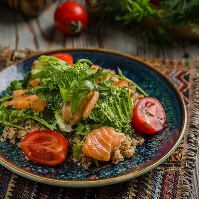 Салат Киноа с лососем в Чайхана 64 по цене 540