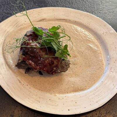 Томлённые говяжьи щёчки в сливочно-грибном соусе в Шампур по цене 660 ₽