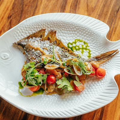 Камбала с вонголе в винно-сливочном соусе с овощами в Макадамия по цене 690 ₽