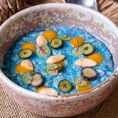 Рисовая каша на альтернативном молоке с голубой спирулиной в Белок по цене 630 ₽