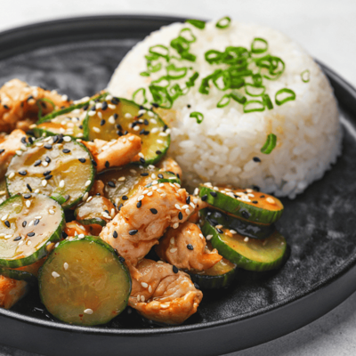 Цыплёнок с жареными огурцами в Японский домик по цене 678 ₽