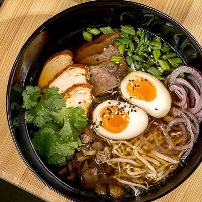 Суп Рамен шой с томленой говядиной и цыпленком в Рамен между нами по цене 1000 ₽