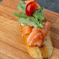 Брускетта с лососем и творожным сыром в NonameLoungeSpb