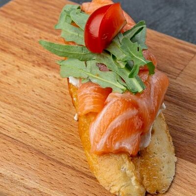 Брускетта с лососем и творожным сыром в NonameLoungeSpb по цене 150 ₽