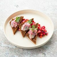 Винегрет с сельдью и бородинскими гренками в The Kitchen