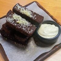 Чесночные гренки с белым соусом в ЛЕС